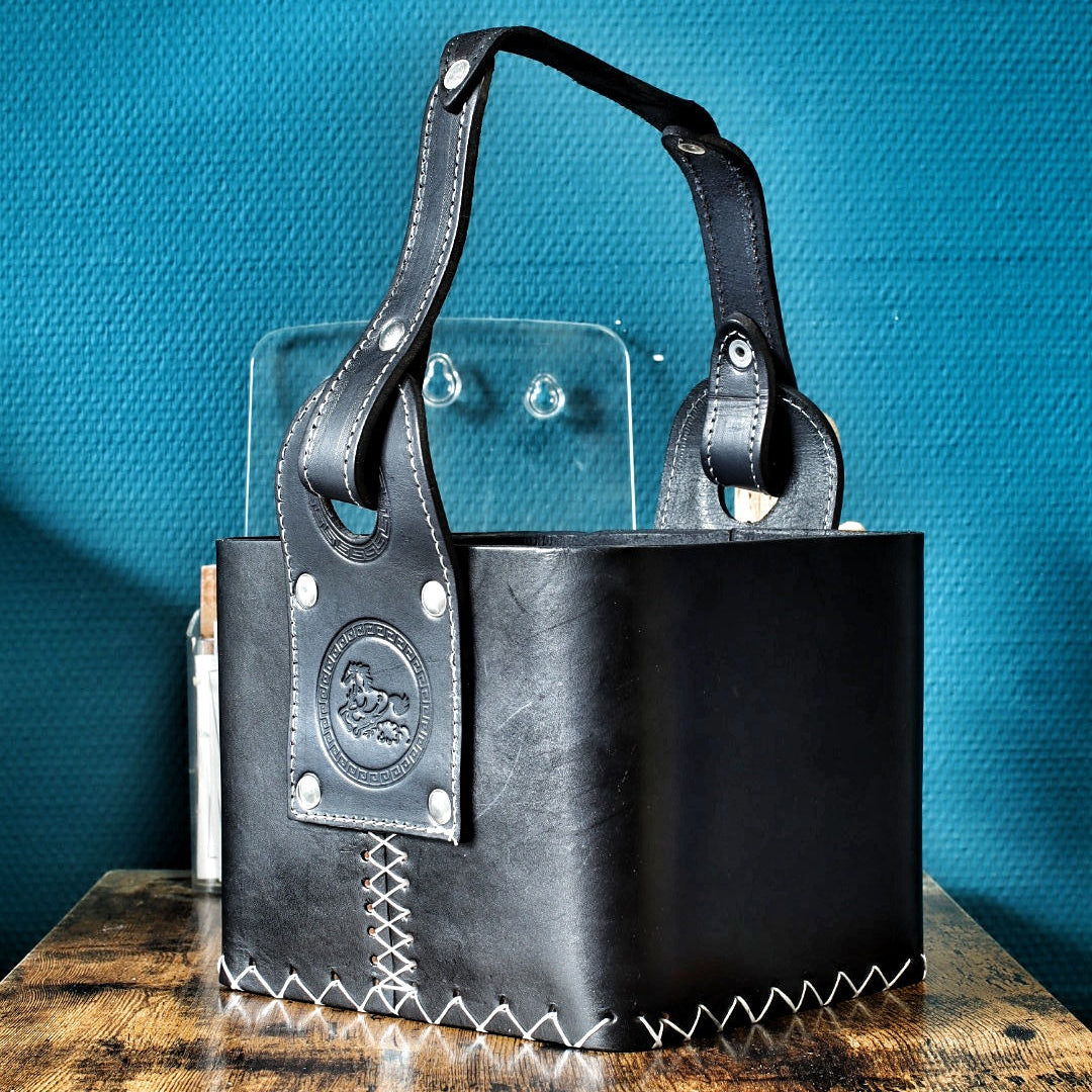Canasta Matera Premium en cuir noir lisse renforcé, coutures écrues au point sellier et anses rivetées.