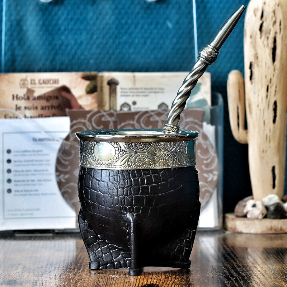 Maté Impérial Croco Noir en courge, cuir façon crocodile noir, virole en alpaca ciselée Cinta Abstraite, bombilla inox, pièce unique 270 ml