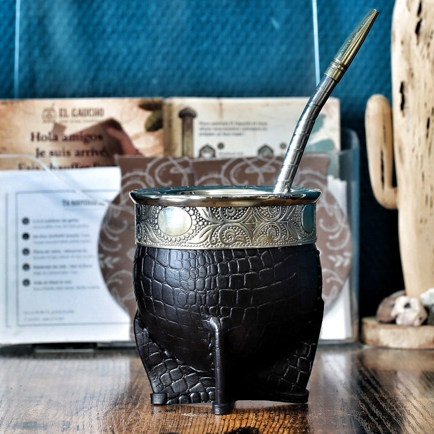 Maté Impérial Croco Noir en courge, cuir façon crocodile noir, virole en alpaca ciselée Cinta Abstraite, bombilla inox, pièce unique 270 ml