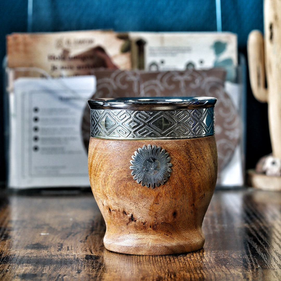 Maté Impérial Barril en bois d'algarrobo, édition Sol de Mayo : virole en alpaca ciselée à motifs guardas et médaillon Sol de Mayo, 250 ml — El Gaucho