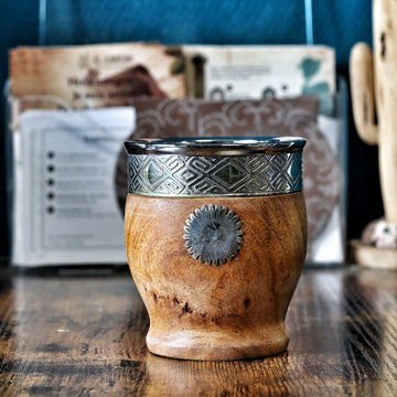 Maté Impérial Barril en bois d'algarrobo, édition Sol de Mayo : virole en alpaca ciselée à motifs guardas et médaillon Sol de Mayo, 250 ml — El Gaucho