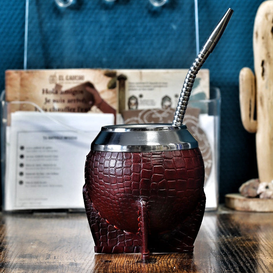 Maté Torpedo Deluxe Croco bordeaux, cuir façon crocodile et virole en acier inox — vue de face avec sa bombilla