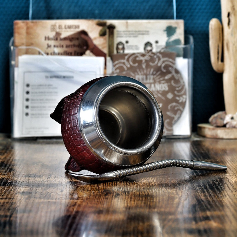 Maté Torpedo Deluxe Croco bordeaux, cuir façon crocodile et virole en acier inox — vue de face avec sa bombilla