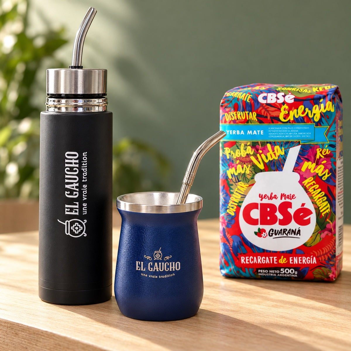 Pack matero : Mate Gaucho Inox bleu marine avec sa bombilla, Mate Listo El Gaucho noir et yerba CBSé Guaraná 500 g, mis en scène