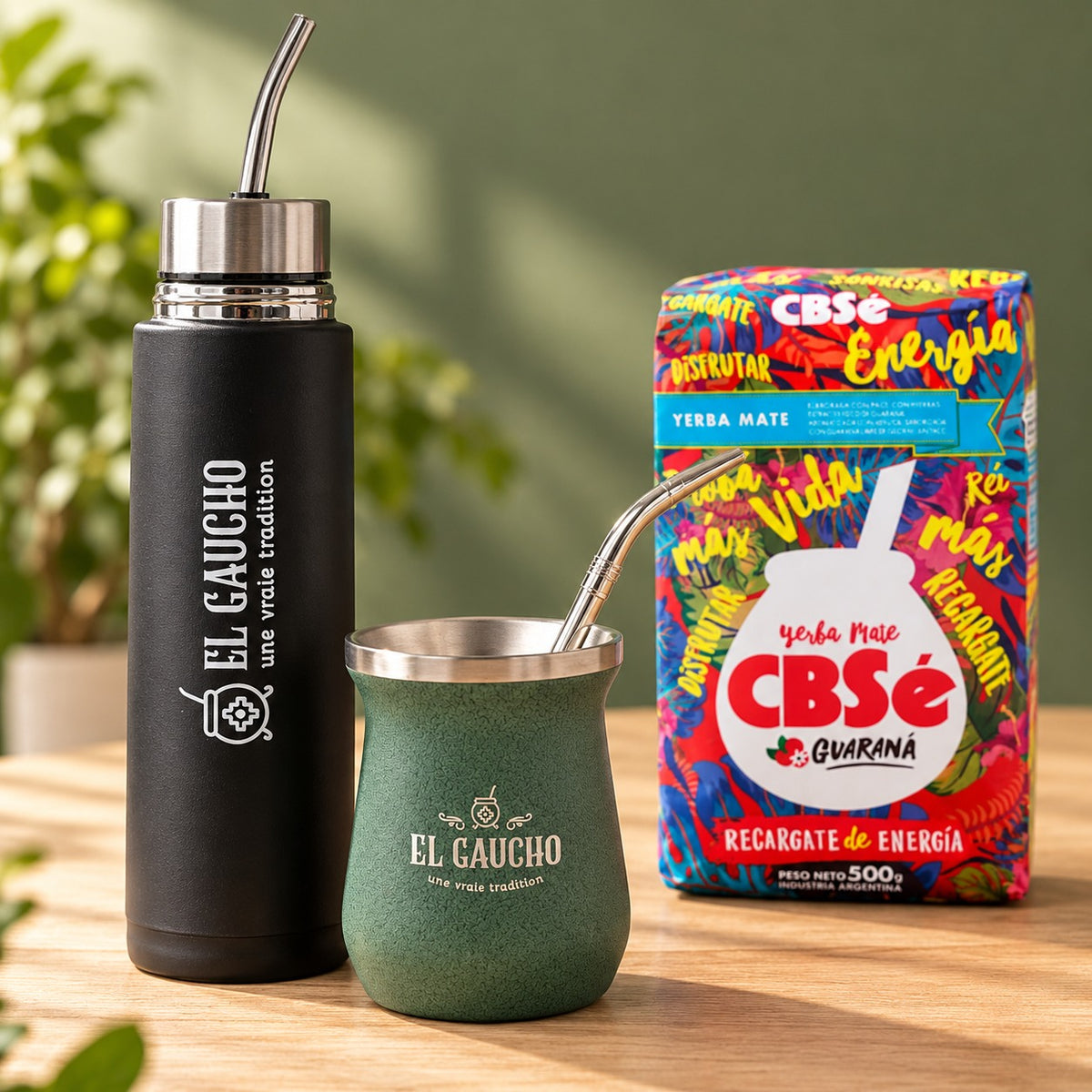 Pack matero : Mate Gaucho Inox vert avec sa bombilla, Mate Listo El Gaucho noir et yerba CBSé Guaraná 500 g, mis en scène