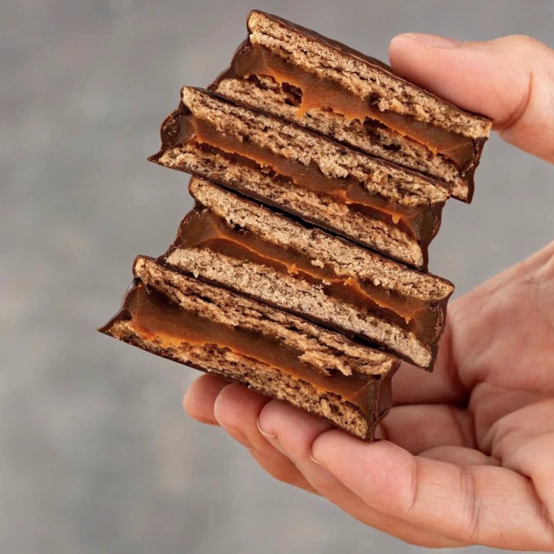 Pile d'alfajores Havanna Dulce de Leche, montrant les couches généreuses de dulce de leche et l'enrobage au chocolat mi-amer