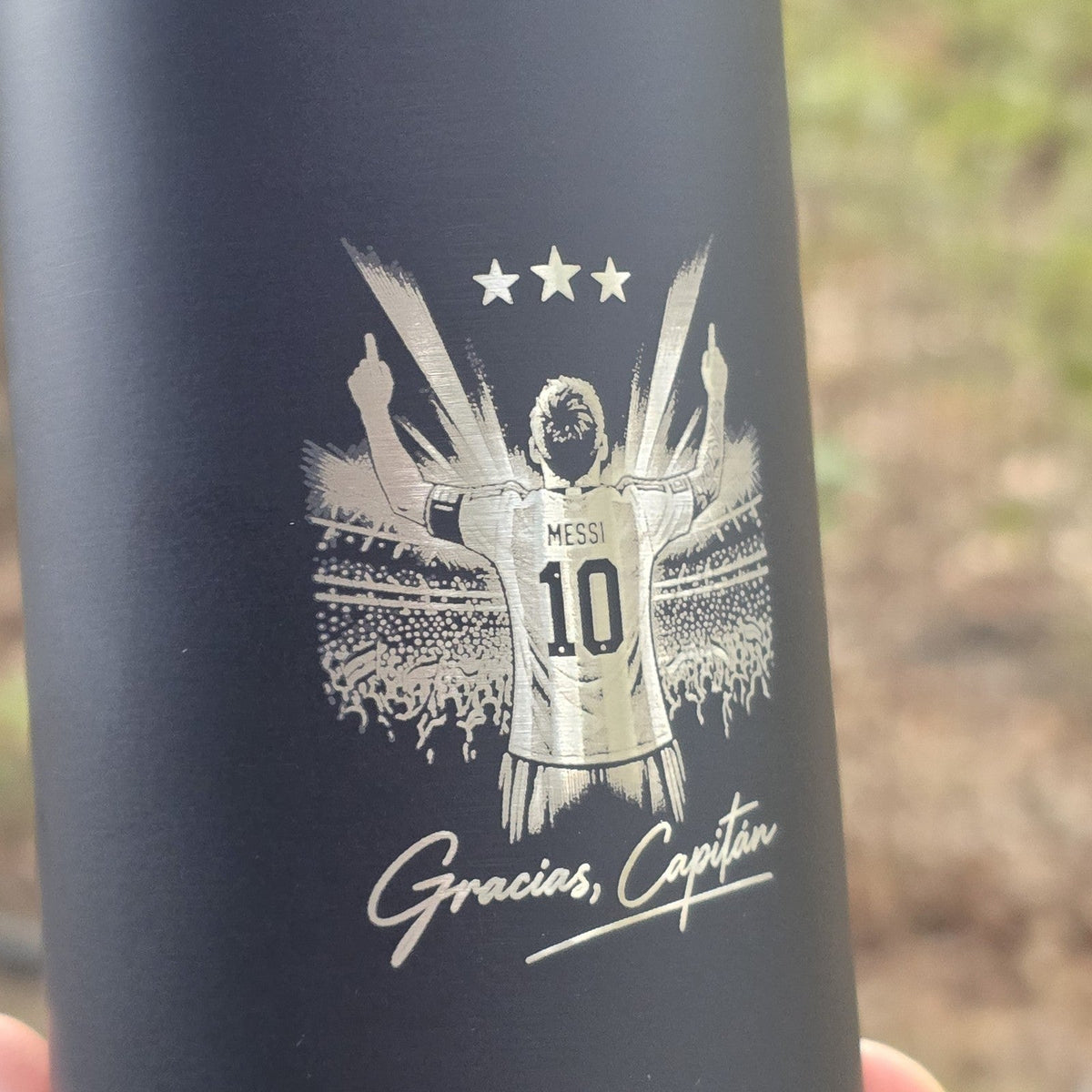 La gravure laser « Gracias, Capitán » de près, sur notre bouteille infuseur noire : le même motif est gravé sur le Mate Listo