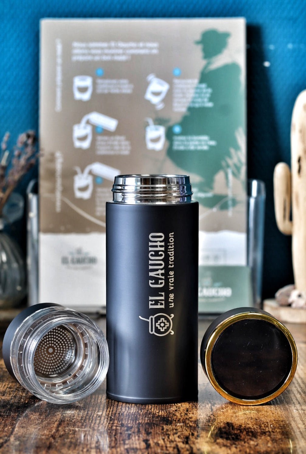 Bouteille infuseur Gaucho Express avec filtre et couvercle démontés, vue de face.