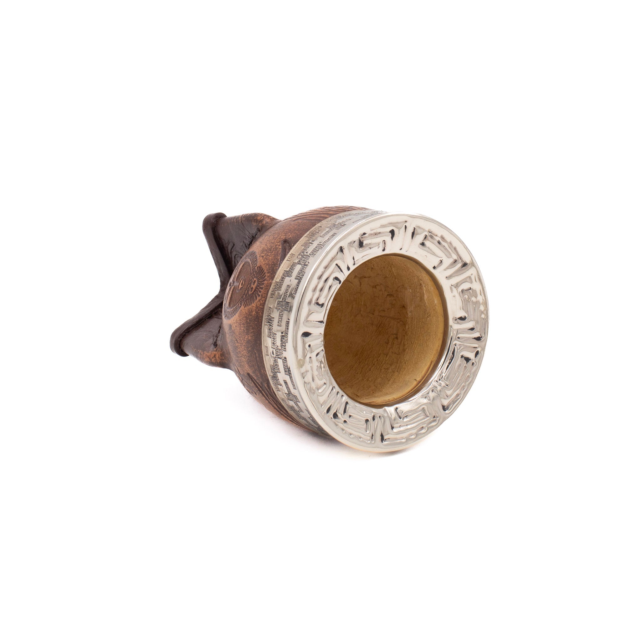 calebasse baroque couchée, gros plan sur la virole en alpaca ciselée