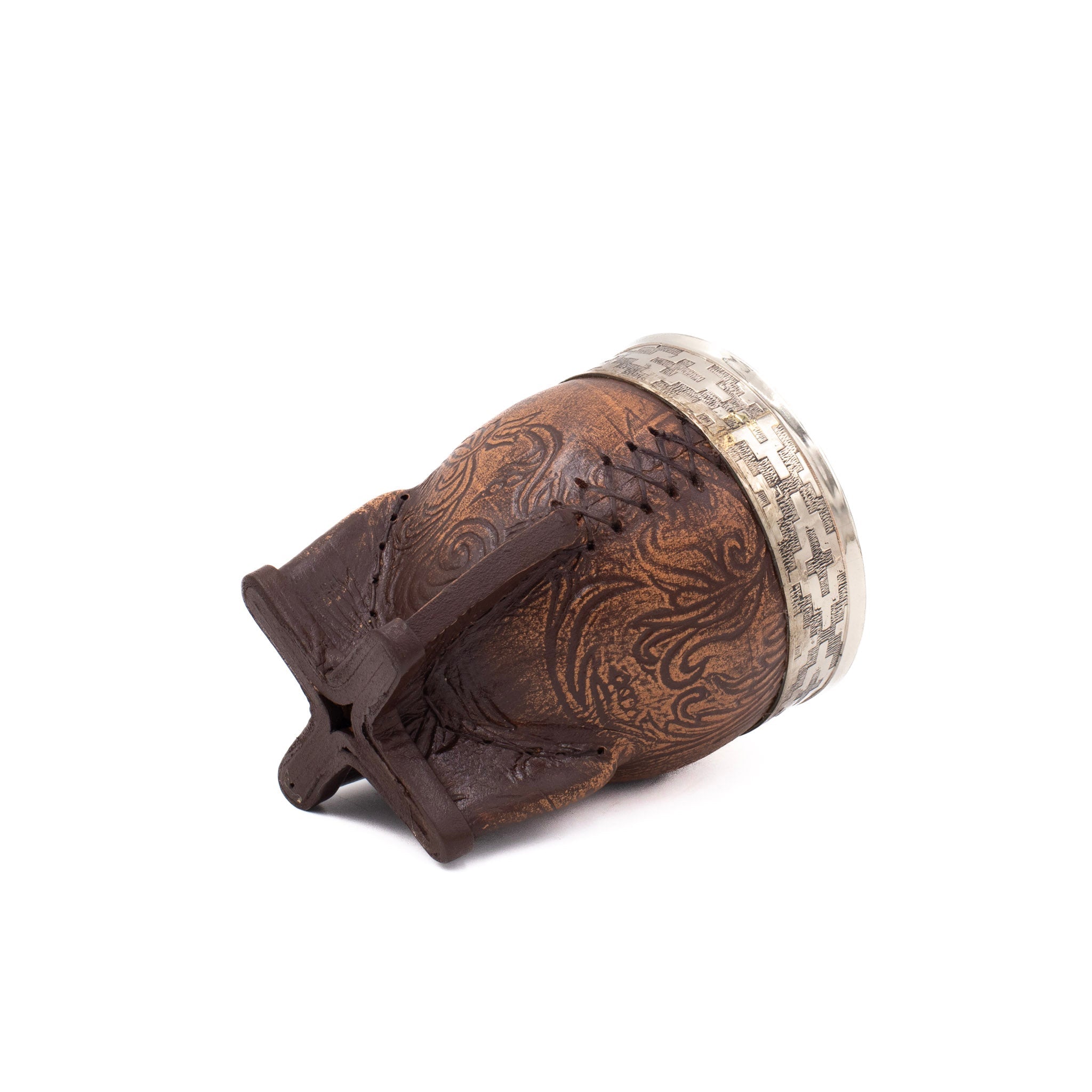 calebasse baroque couchée, vue de la base et du cuir gravé avec blason argentin