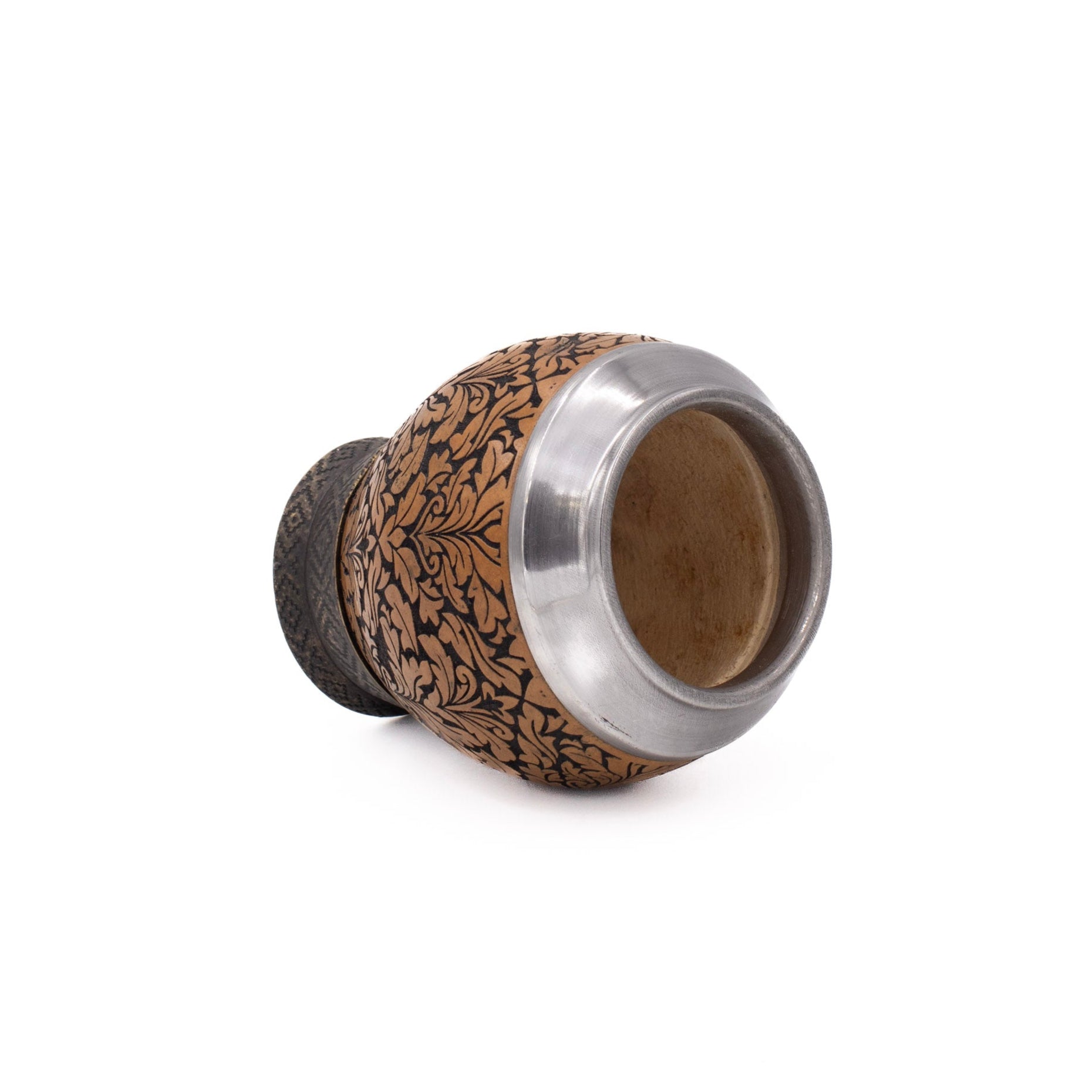 Mate torpedo gravé artisanal en calebasse naturelle – présenté couché avec intérieur visible et virole métallique brillante