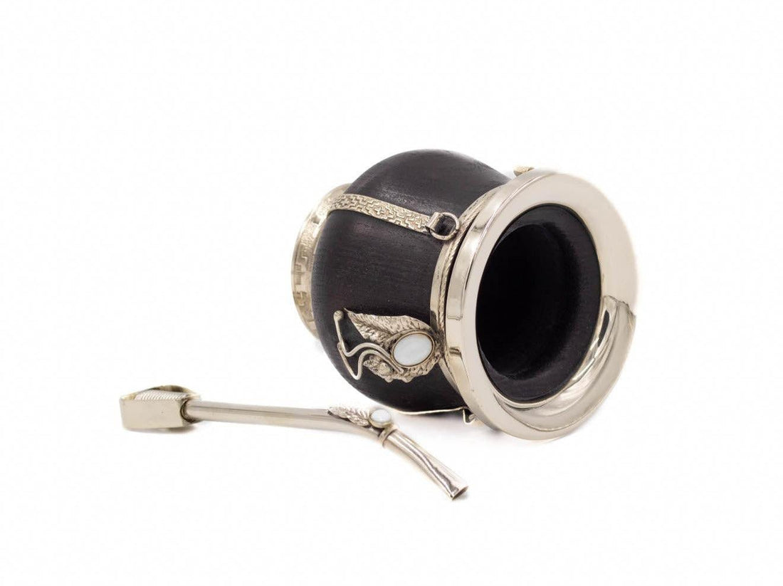 Mate Camionero en caroubier, virole en alpaca, incrustations de nacre, bombilla assortie.