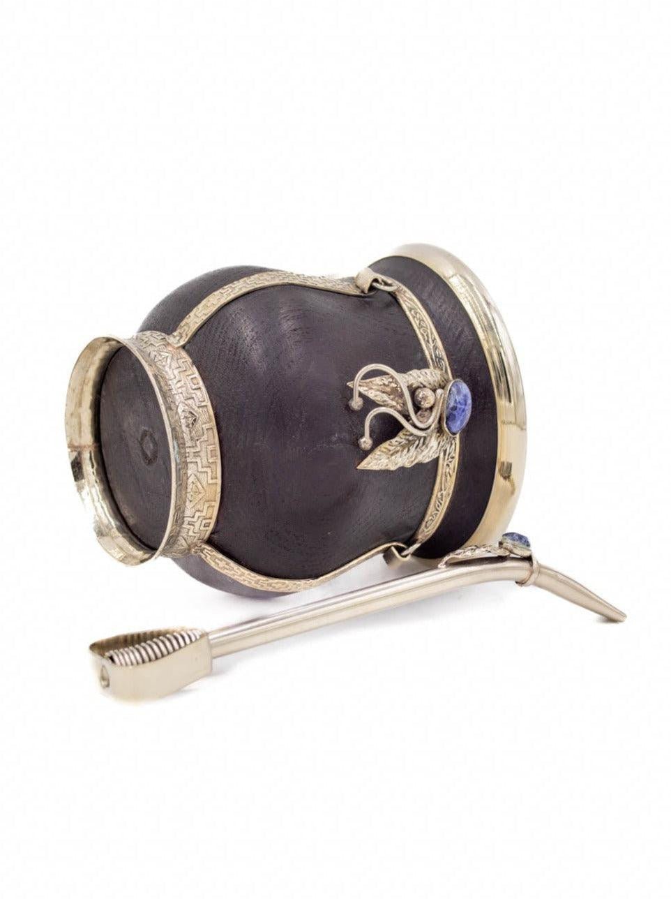 Vue de profil couché : caroubier poli, anneau en alpaca, ornement sodalite latéral.