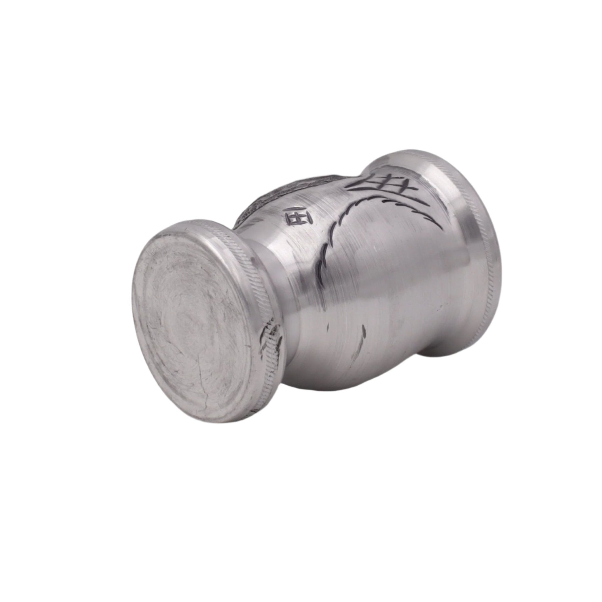 Mate camionero en aluminium ciselé – vue couchée montrant la gravure.