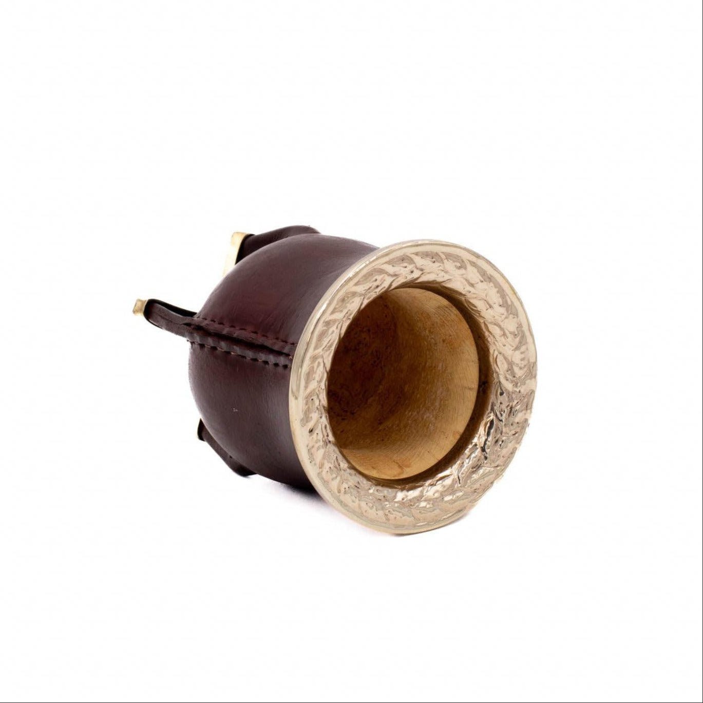 Vue du dessus : ouverture de la calebasse, bordure en alpaca gravée.