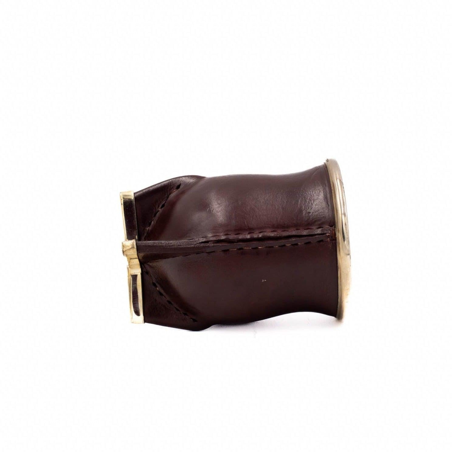 Profil couché : cuir brun lisse, couture latérale et base visibles.