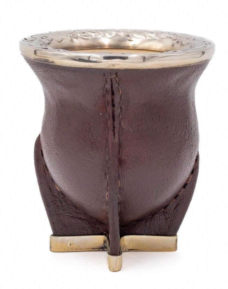 Mate Camionero cuir brun, virole en alpaca ciselée, base en croix laiton (vue avant).