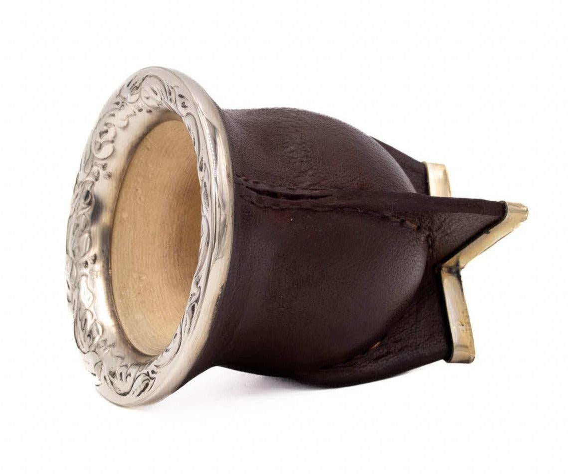 Trois-quarts : virole ciselée et couture dorsale mises en avant.