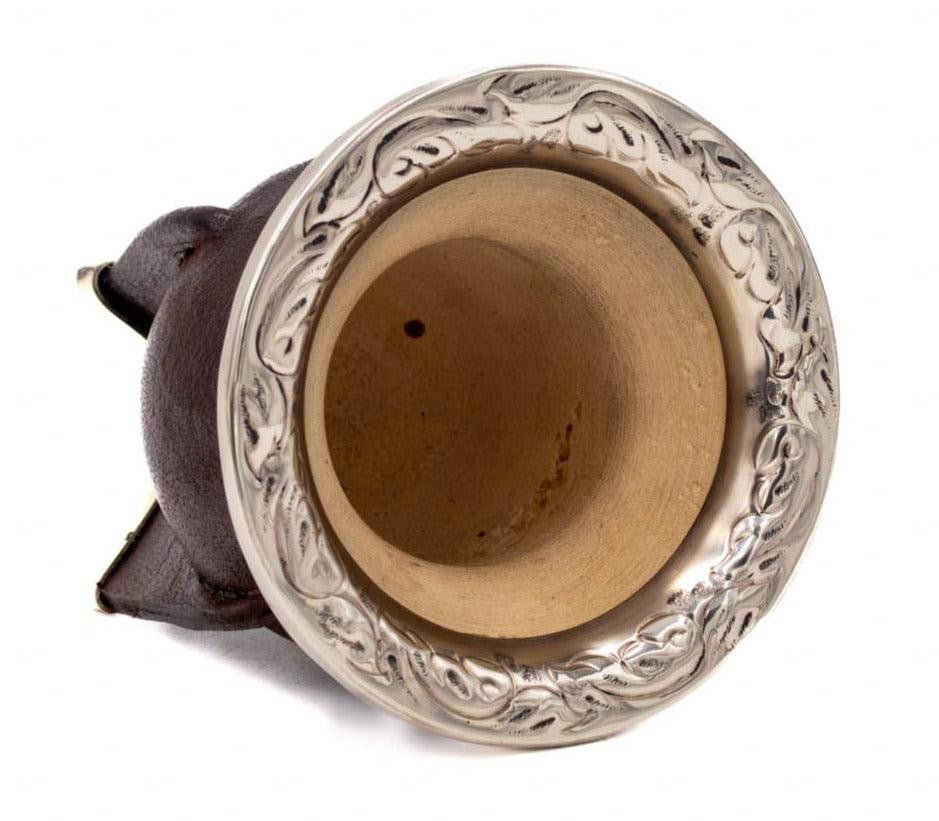 Vue du dessus : ouverture calebasse, couronne en alpaca gravée.