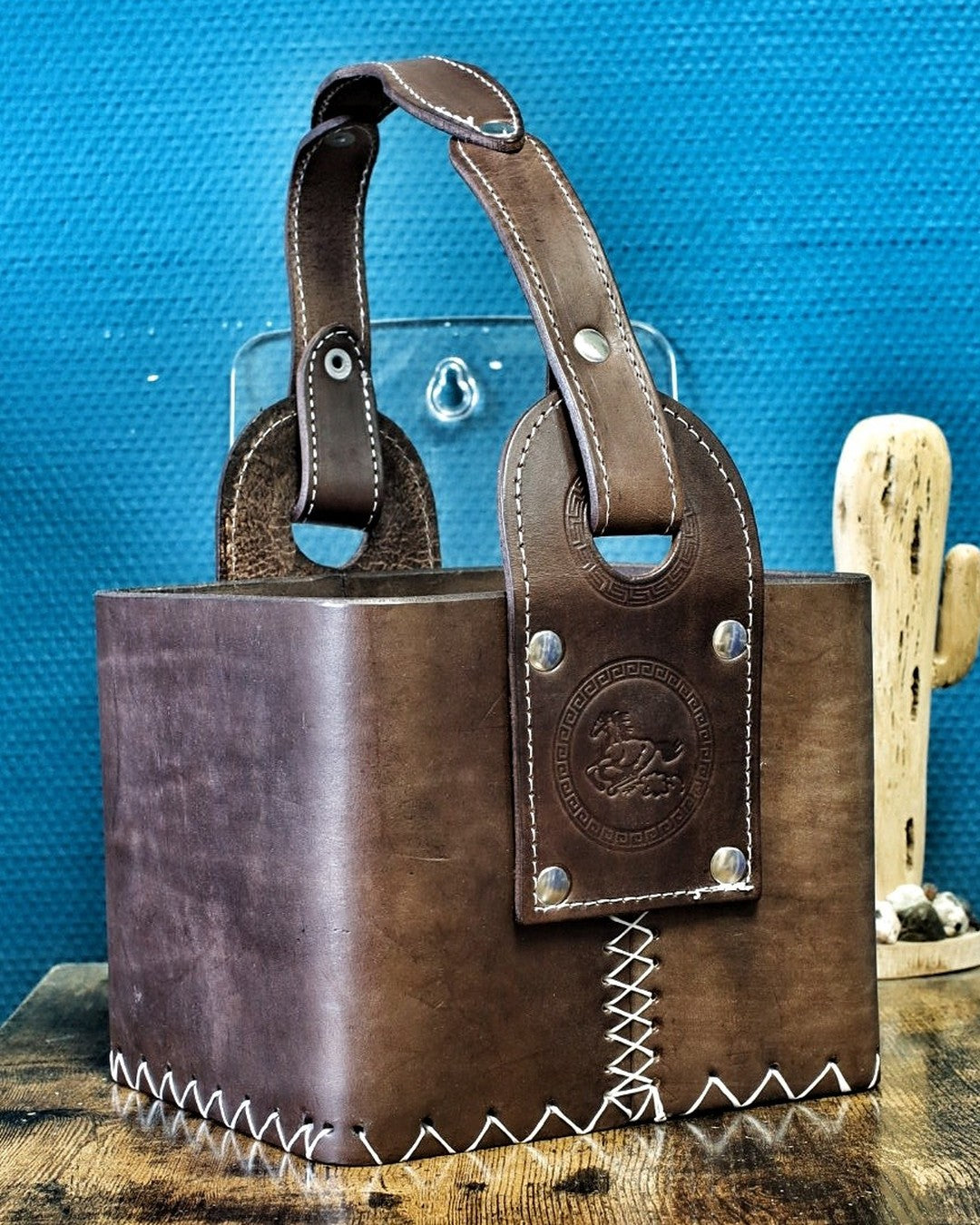 Canasta Matera Premium en cuir lisse marron tabac, coutures écrues, médaillon cheval