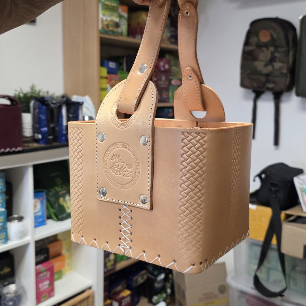 Canasta Matera Premium en cuir naturel repoussé, motif guarda et logo El Gaucho