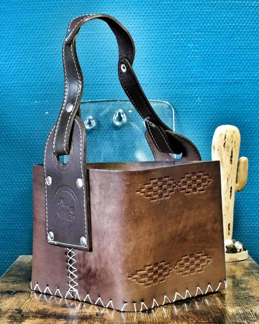 Canasta Matera Premium en cuir marron tabac, édition Sol de Mayo, soleil repoussé à la main