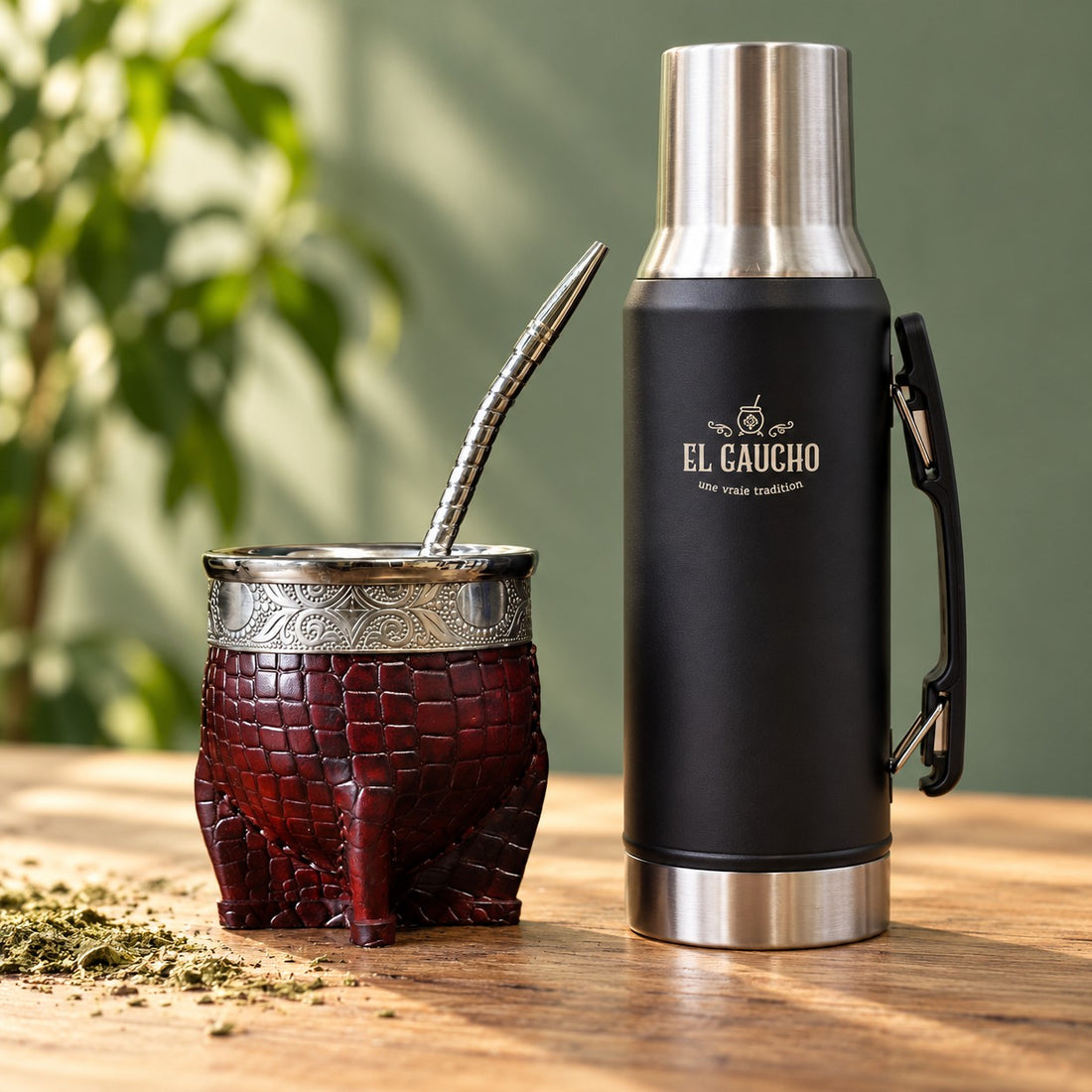 Combo Maté Impérial Deluxe Croco Abstrait bordeaux avec bombilla inox et Thermo Gaucho 1,2 L noir, mis en scène