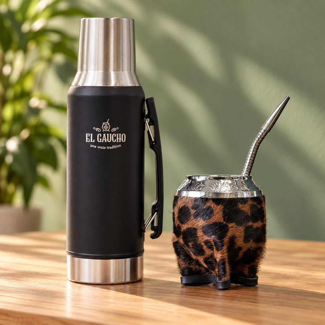 Combo maté Torpedo Animal Print double cuir marron et noir et Thermo Gaucho noir 1,2 L sur une table en bois