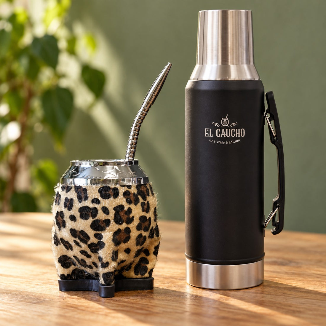 Combo maté Torpedo Animal Print Jaguar, cuir à poils beige doré et taches noires et Thermo Gaucho noir 1,2 L sur une table en bois