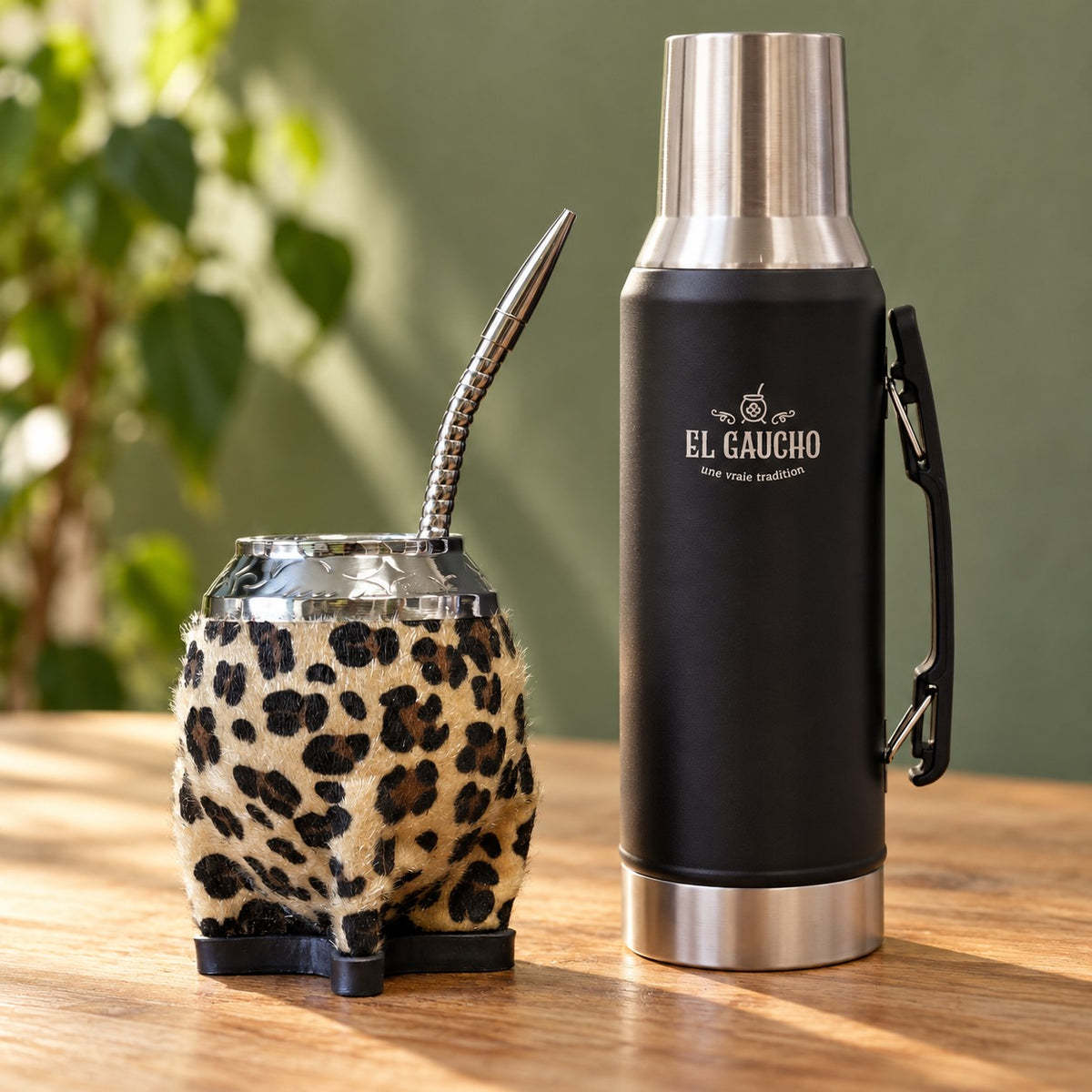 Combo maté Torpedo Animal Print Jaguar, cuir à poils beige doré et taches noires et Thermo Gaucho noir 1,2 L sur une table en bois