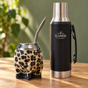 Combo maté Torpedo Animal Print Jaguar, cuir à poils beige doré et taches noires et Thermo Gaucho noir 1,2 L sur une table en bois