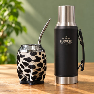 Combo maté Torpedo Animal Print Léopard, cuir à poils crème et taches noires et Thermo Gaucho noir 1,2 L sur une table en bois