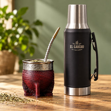 Combo Maté Impérial Deluxe Croco Cinta Pampa bordeaux avec bombilla inox et Thermo Gaucho 1,2 L noir, mis en scène