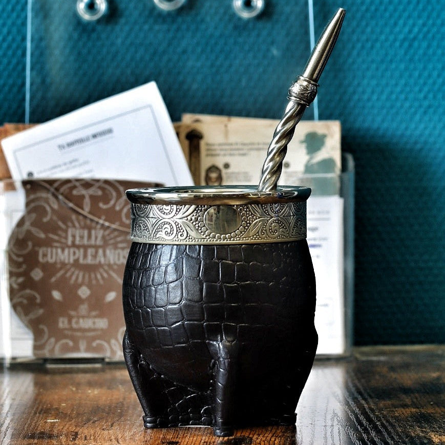 Maté Impérial Croco Noir en courge, cuir façon crocodile, à la virole ciselée de volutes, Cinta Abstraite, pièce unique 270 ml