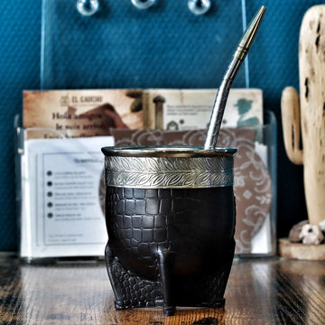 Maté Impérial Croco Noir N°1 en courge, cuir façon crocodile noir, virole en alpaca ciselée Cinta Floral, bombilla inox, pièce unique 270 ml