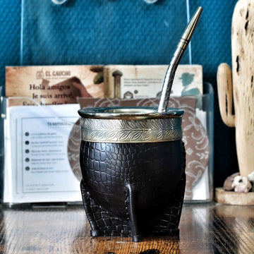 Maté Impérial Croco Noir N°2 en courge, cuir façon crocodile noir, virole en alpaca ciselée Cinta Floral, bombilla inox, pièce unique 270 ml