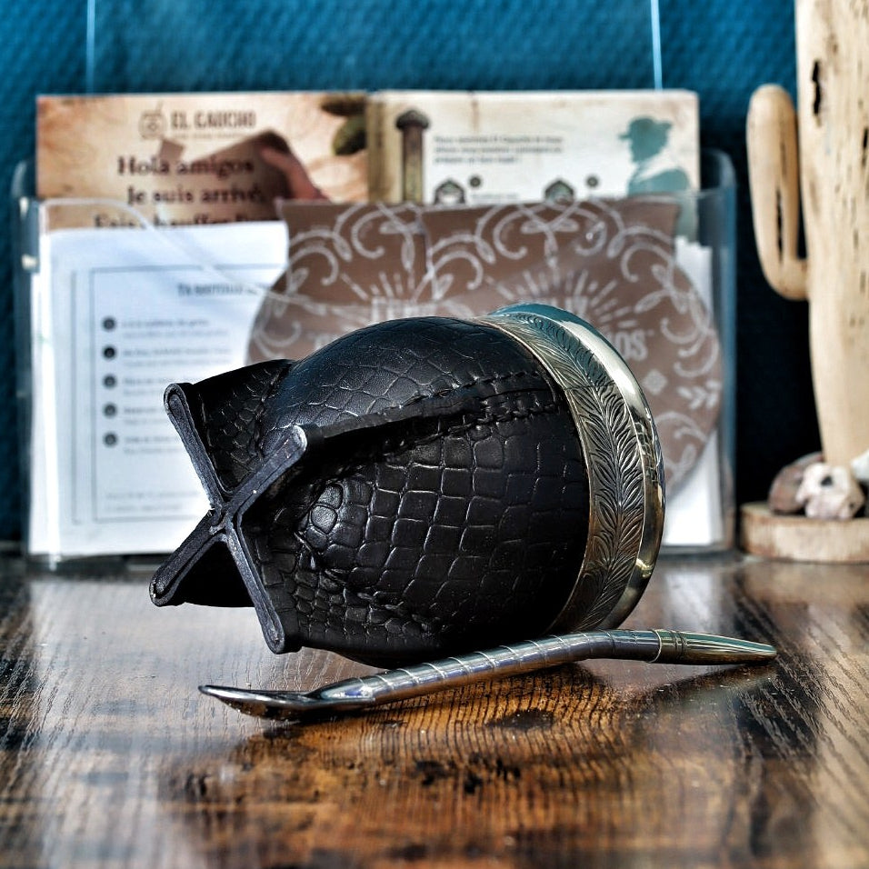 Maté Impérial Croco Noir N°2 couché : cuir gaufré façon crocodile, couture main et pieds en cuir croisés
