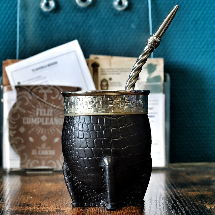 Maté Impérial Croco Noir en courge, cuir façon crocodile, à la virole ciselée motif pampa, Cinta Pampa, pièce unique 270 ml