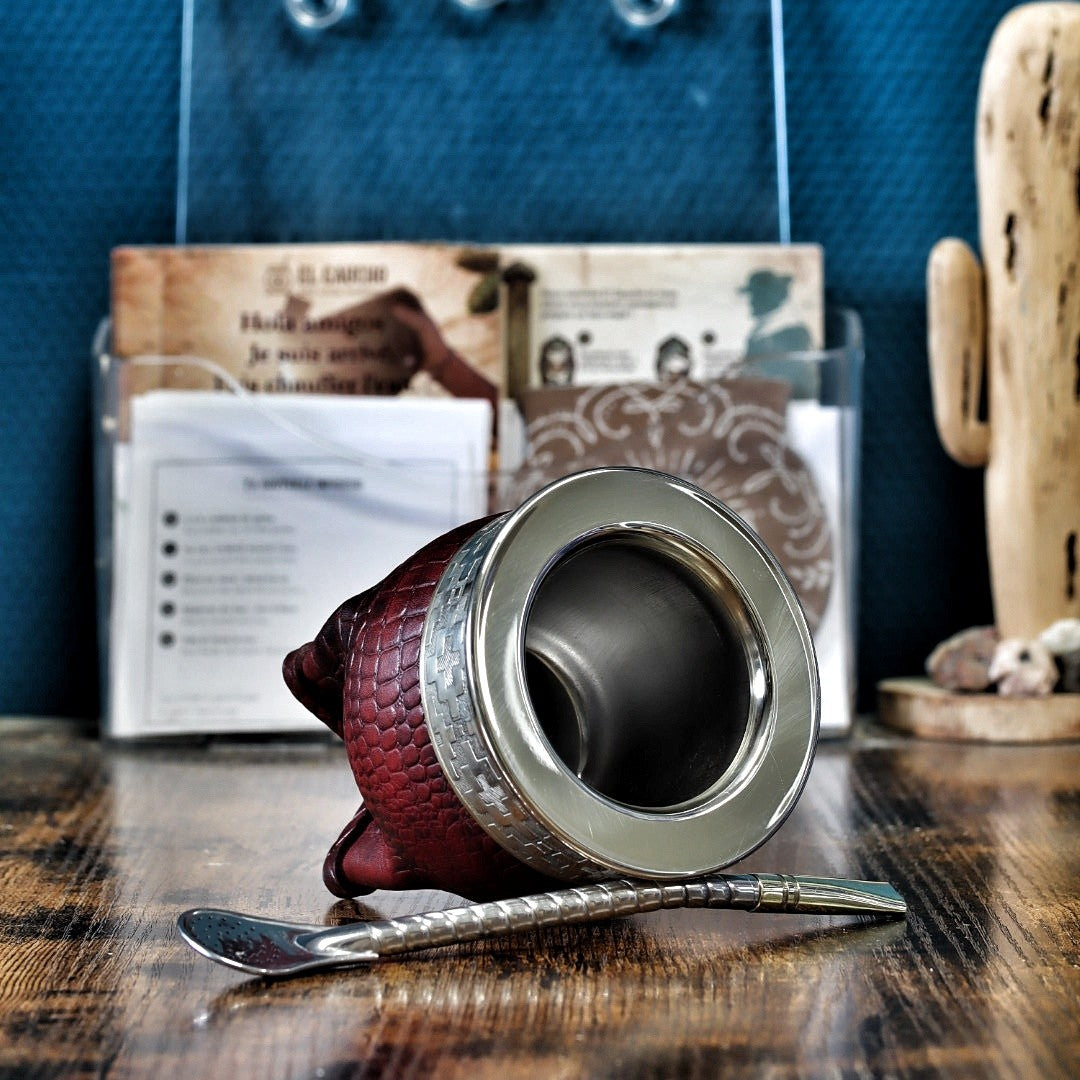 Maté Impérial Deluxe Croco Cinta Pampa bordeaux, fleje Pampa en alpaca — couché, intérieur en inox 304 double couche