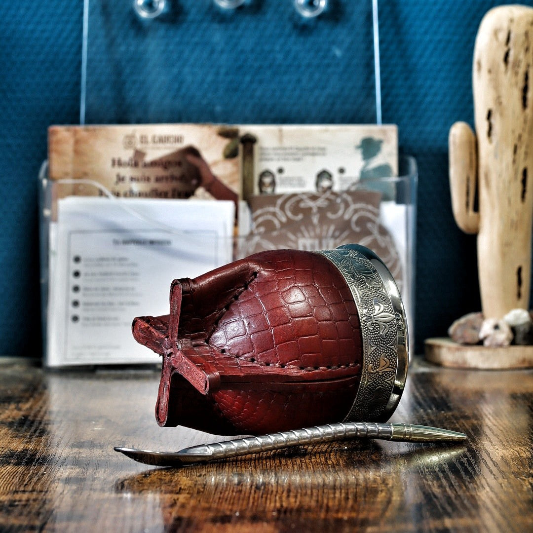 Maté Impérial Deluxe Croco Flor de Lys bordeaux, fleje Flor de Lys en alpaca — couché, base en croix en cuir