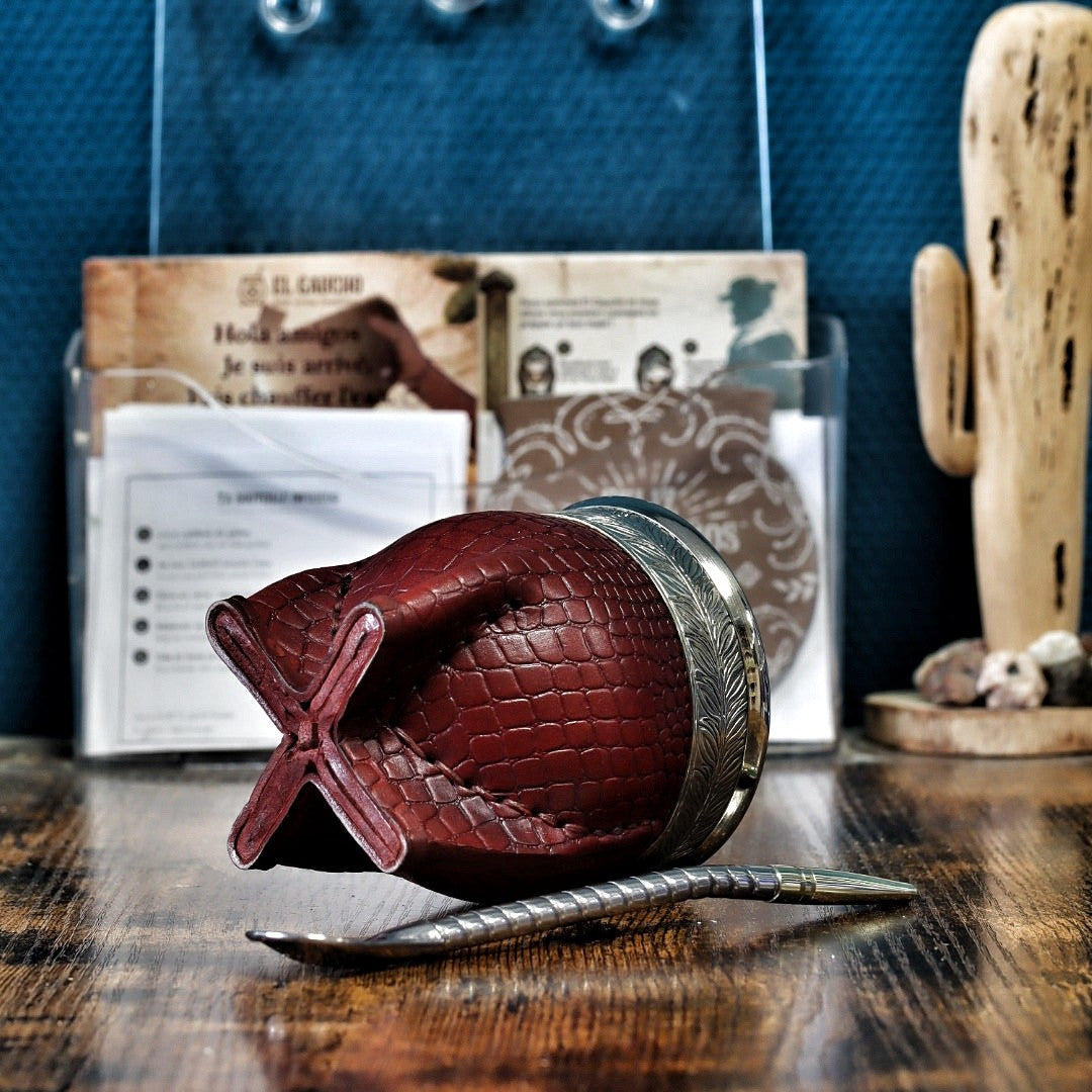 Maté Impérial Deluxe Croco Floral bordeaux, fleje Feuillage en alpaca — couché, base en croix en cuir