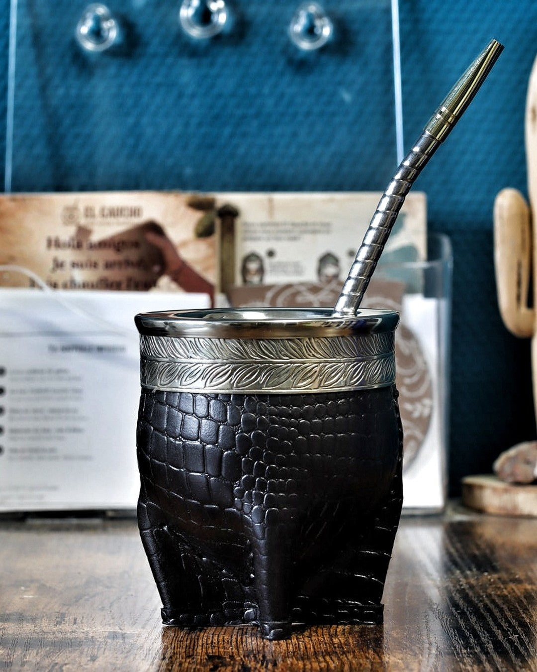Maté Impérial Deluxe Croco Floral noir, fleje Feuillage en alpaca — vue de face avec sa bombilla