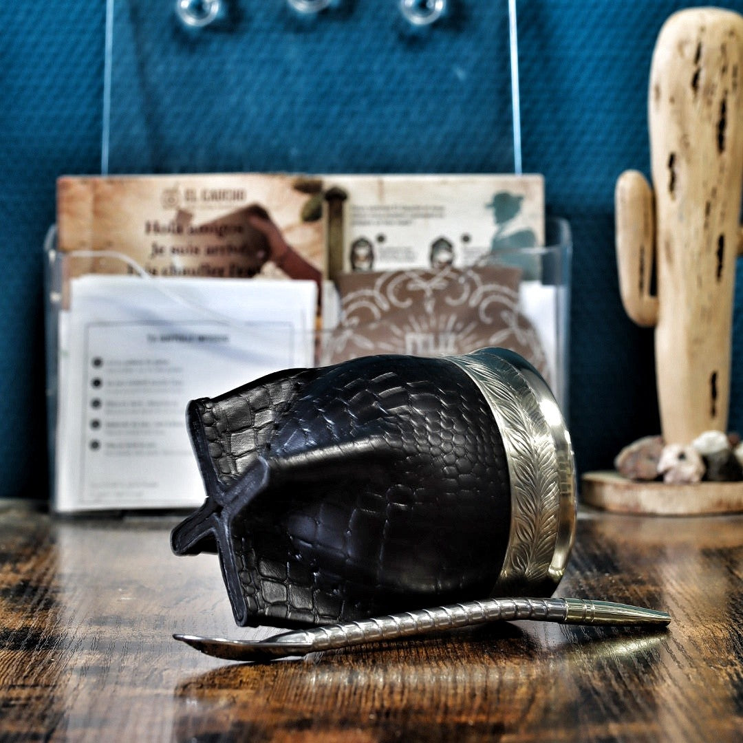 Maté Impérial Deluxe Croco Floral noir, fleje Feuillage en alpaca — couché, base en croix en cuir