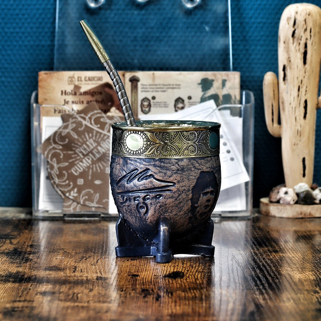 Imperial Maradona Abstrait N°1 — Boca Edition 260ml : face Diego, avec sa signature et son visage gravés dans le cuir