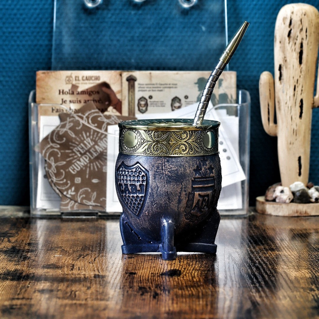Imperial Maradona Abstrait N°2 — Boca Edition 260ml : face écusson de Boca Juniors et écusson AFA aux trois étoiles, virole en bronze ciselée