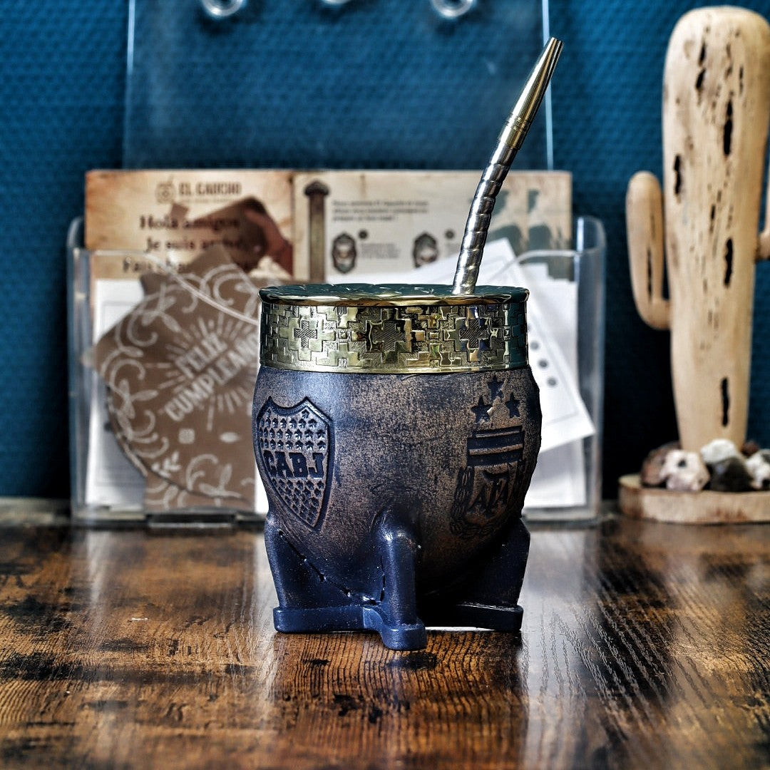 Imperial Maradona Fleje Pampa N°2 — Boca Edition 260ml : face écusson de Boca Juniors et écusson AFA aux trois étoiles, virole en bronze ciselée