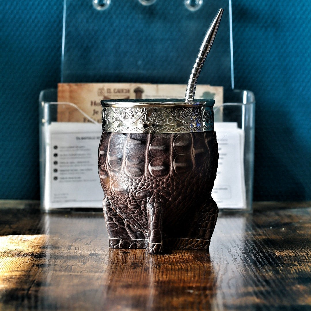 Maté Impérial Croco Chocolat Cinta Floral debout : courge habillée de double cuir façon crocodile chocolat, virole alpaca ciselée et bombilla inox