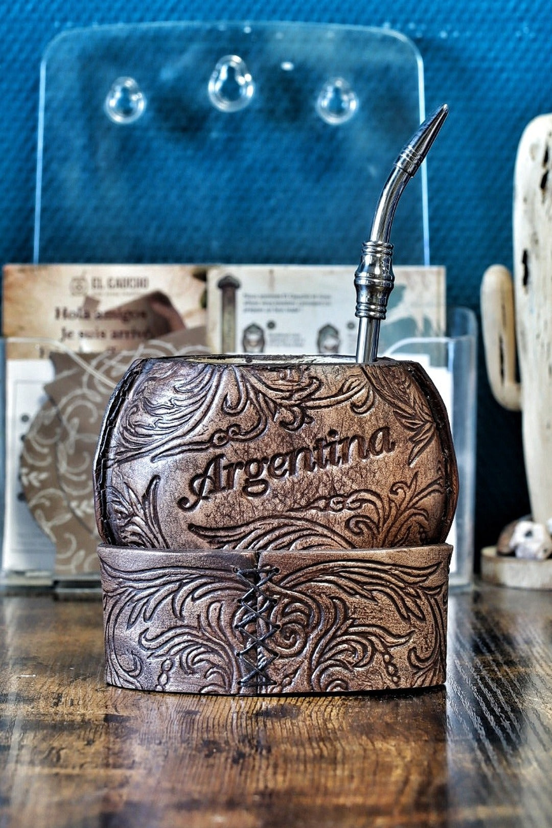 Maté galleta baroque en cuir repoussé, face « Argentina », avec sa bombilla en acier inox