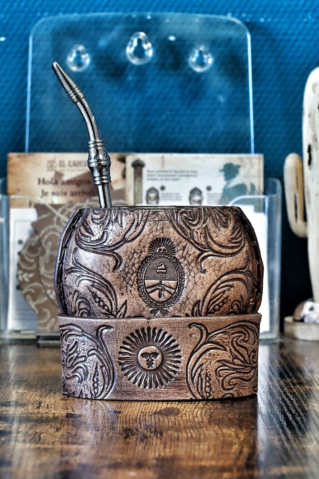 Dos du maté galleta baroque : blason national argentin, et Sol de Mayo sur la base en cuir repoussé