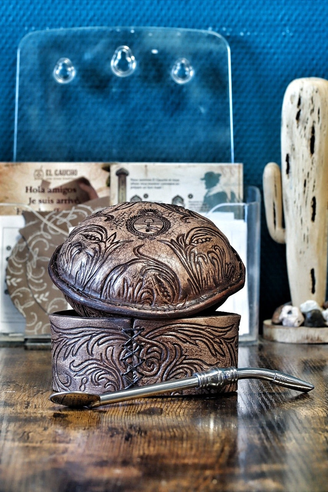 Maté galleta baroque vu de dessus : motifs baroques repoussés, blason argentin et base lacée à la main